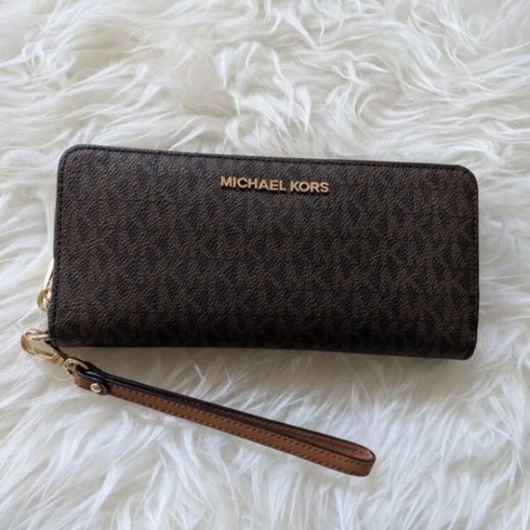 Michael Kors Handbags - Michael Jors Jet Set Travel LG Continental Wallet